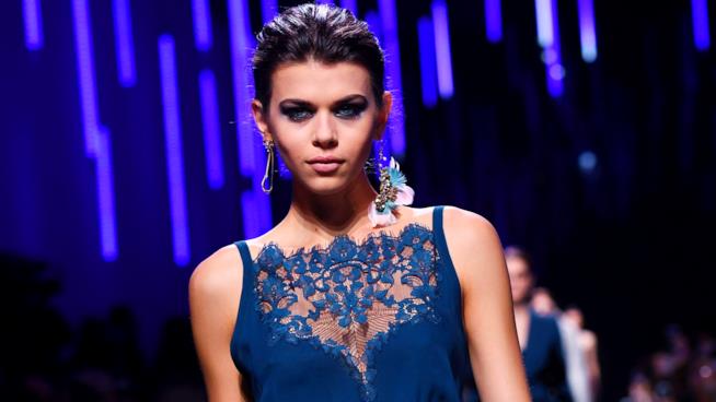 La collezione autunno inverno 2018-19 di Elie Saab Blu nella collezione autunno inverno 2018-19 di Elie Sabb