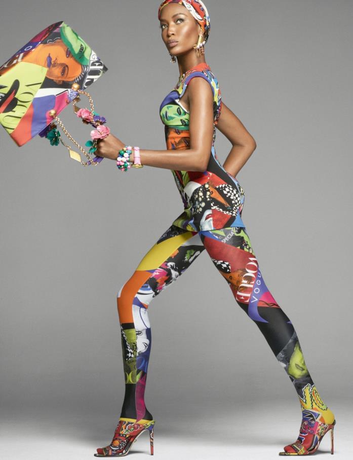 Naomi Campbell nella nuova collezione Primavera 2018 di Versace La modella indossa una tuta ispirata agli anni '90