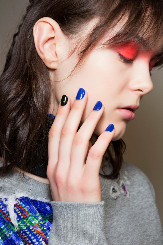 Unghie con nail art Nail art in gel bicolore nero e blu