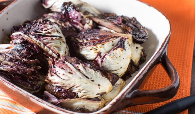 Radicchio al forno: la ricetta semplice con olio, pepe e pangrattato Radicchio al forno