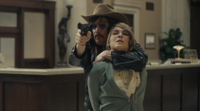Una scena del film Rapina a Stoccolma con Ethan Hawke e Noomi Rapace Ethan Hawke e Noomi Rapace nel film Rapina a Stoccolma