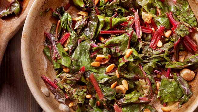 Bietole in padella: la ricetta del contorno con olio, aglio e peperoncino Bietole in padella