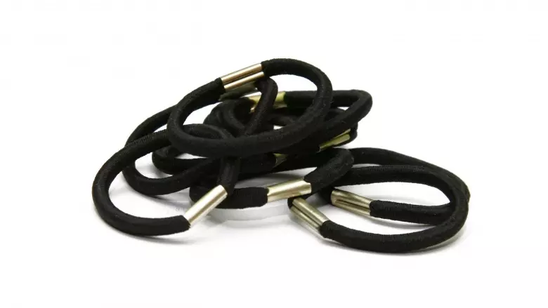 Meglio evitare gli elastici con parti in metallo se si hanno i capelli ricci Elastici per capelli