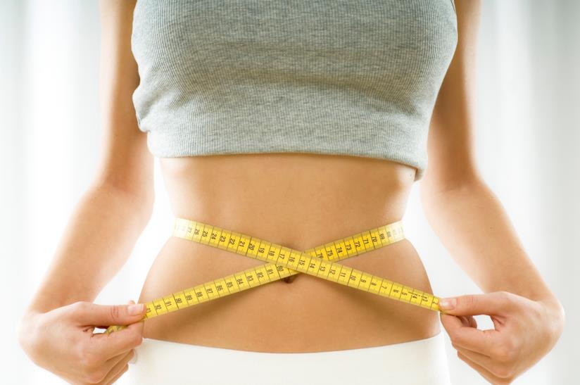 La dieta plank fa perdere peso in fretta Ragazza si misura la circonferenza con un centrimetro