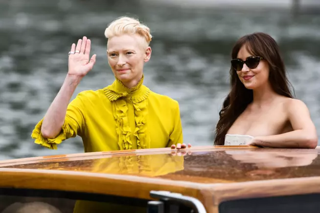Tilda Swinton e Dakota Johnson arrivano a Venezia 75 con il cast di Suspiria Tilda Swinton e Dakota Johnson