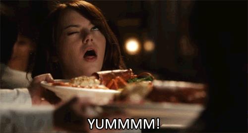 Emma Stone in Easy Girl Emma Stone in delirio per un'aragosta nel film Easy Girl