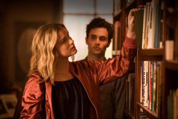 You e la seconda stagione: tutti i dettagli Beck prende un libro mentre Joe la guarda