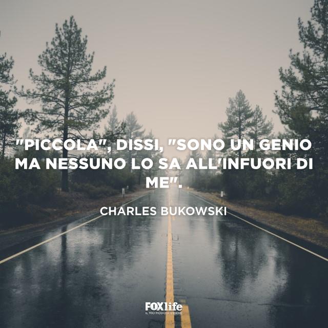 Frase sull'essere un genio Strada bagnata dalla pioggia