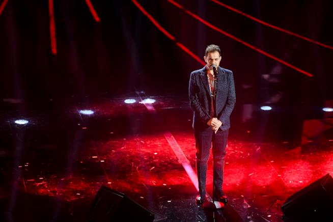Renzo Rubino canta Custodire a Sanremo 2018 L'esibizione di Renzo Rubino a Sanremo 2018