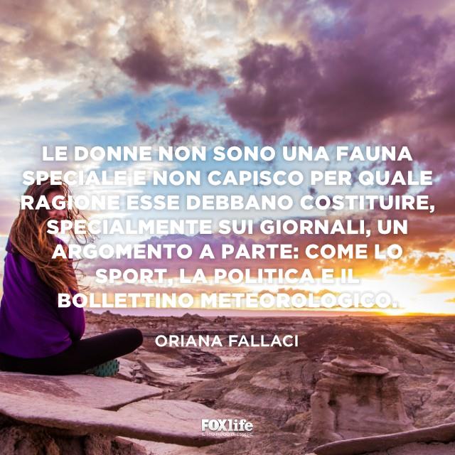 Citazione di Oriana Fallaci sulle donne Donna seduta su un promontorio
