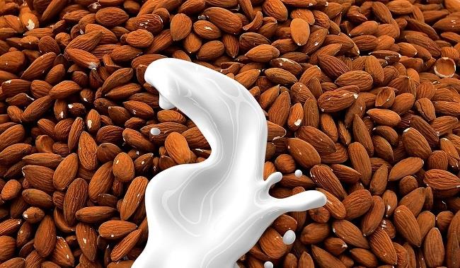 Proprietà, benefici e controindicazioni del latte di mandorla Una guida per scoprire le proprietà, i benefici e le controindicazioni del latte di mandorla