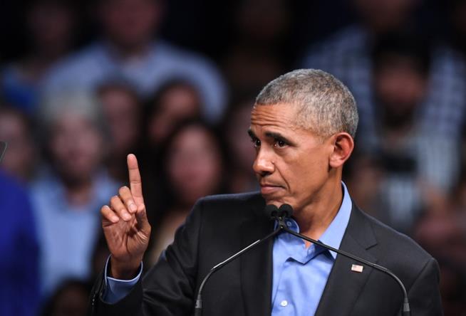 Una versione giovane di Barack Obama in Legends of Tomorrow Barack Obama alza l'indice con aria perplessa