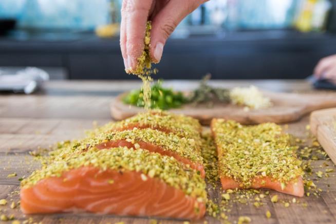 Il salmone gratinato con pistacchi è un'ottima alternativa per conquistare grandi e piccini La ricetta del salmone gratinato con pistacchi conquista il palato di grandi e piccini