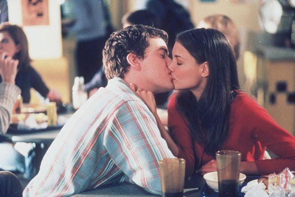 Joey e Pacey Pacey bacia dolcemente Joey