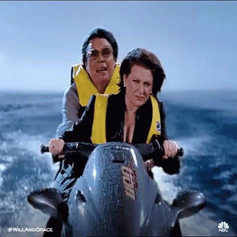 Karen e Rosario sulla moto d'acqua Shelley Morrison e Megan Mullally in Will & Grace