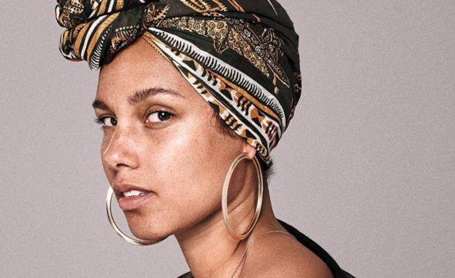 La cantante Alicia Keys sfoggia il suo look senza trucco Un primo piano di Alicia Keys