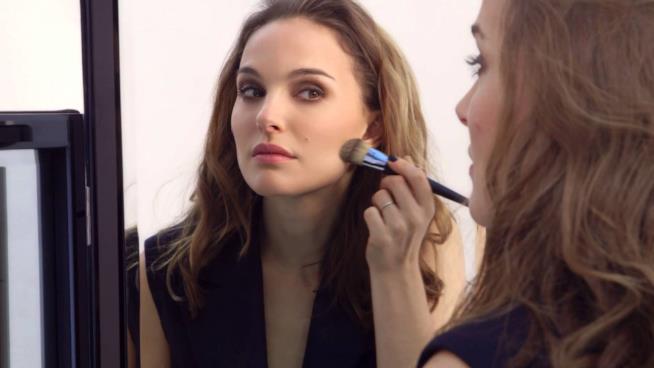 Natalie Portman attrice, regista e testimonial make up Dior L'attrice Natalie Portman nella campagna make up Diorskin Forever