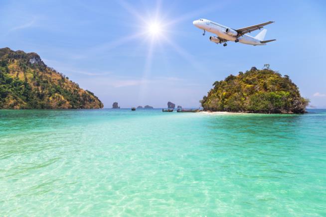 AirHelp Score 2018, le migliori compagnie aeree e i migliori aeroporti aereo che sorvola il mare