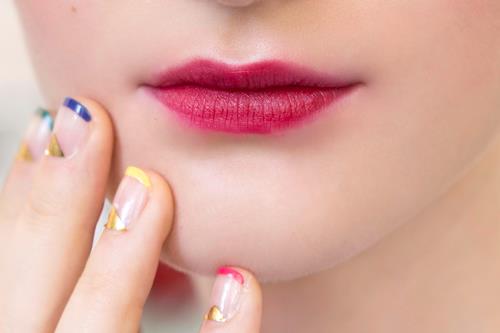 French manicure multicolore Unghie con french manicure fluo