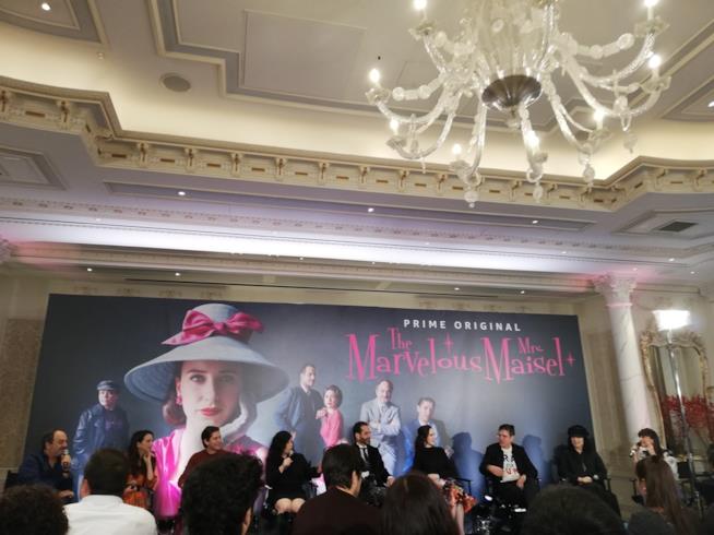 La conferenza stampa a Milano: i protagonisti e gli autori della serie TV La meravigliosa signora Maisel raccontano la seconda stagione Victoria Cabello intervista gli autori e il cast di La meravigliosa signora Maisel