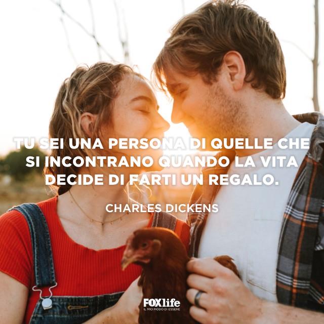Frase Dickens Coppia si guarda negli occhi romanticamente