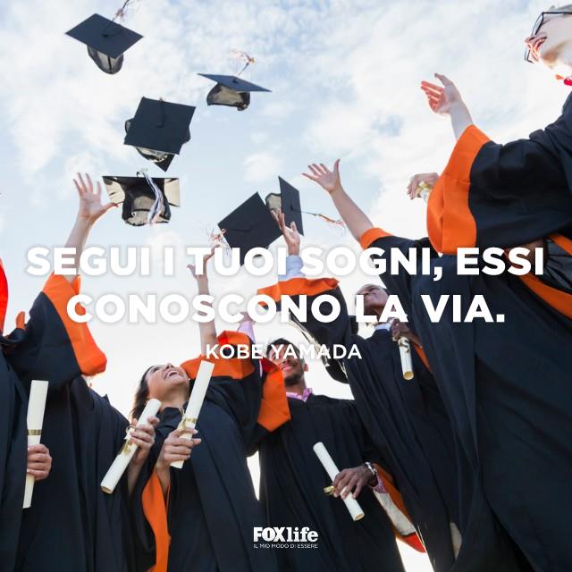 Citazione Mada Ragazzi laureati lanciano in aria il tocco
