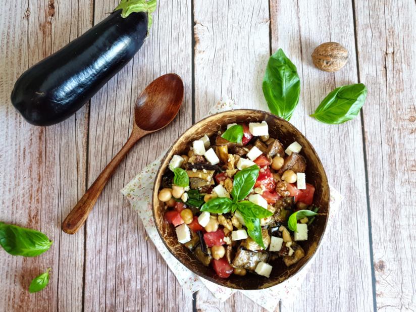 Insalata di melanzane Ciotola con verdura e legumi