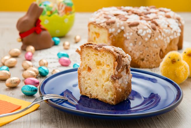 Colomba pasquale casalinga con la glassa di mandorle e la frutta candita Colomba pasquale casalinga