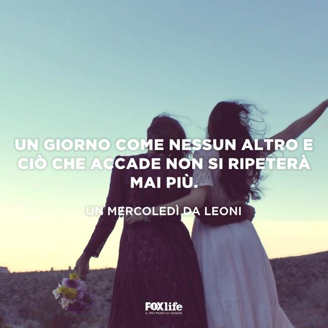Frase film un mercoledì da leoni Ragazze abbracciate di fronte a una collina