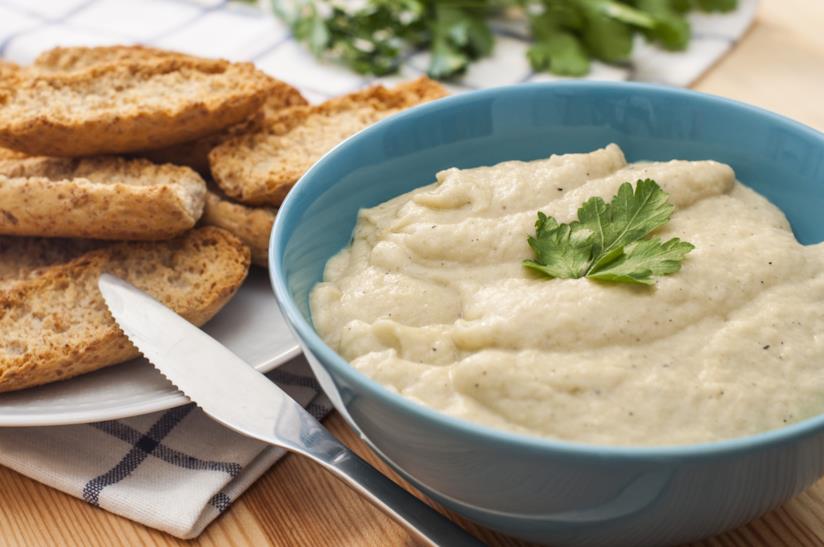Pesto di melanzane e mandorle con crostini Pesto siciliano di melanzane e mandorle