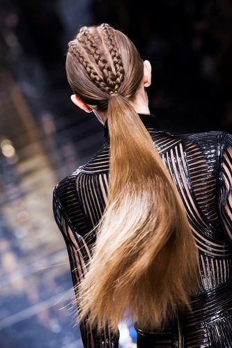 Capelli castani lunghi e lisci Capelli castani raccolti