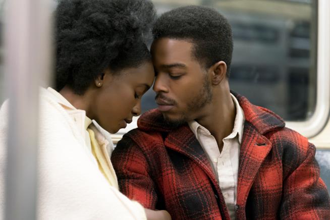 I protagonisti del film Se la strada potesse parlare, tratto dal libro di James Baldwin Gli attori Kiki Layne e Stephan James in una scena del film diretto da Barry Jenkins