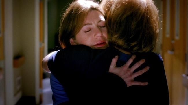 Un abbraccio fra Meredith e la madre Ellis Meredith, che lotta fra la vita e la morte, abbraccia la madre morta Ellis