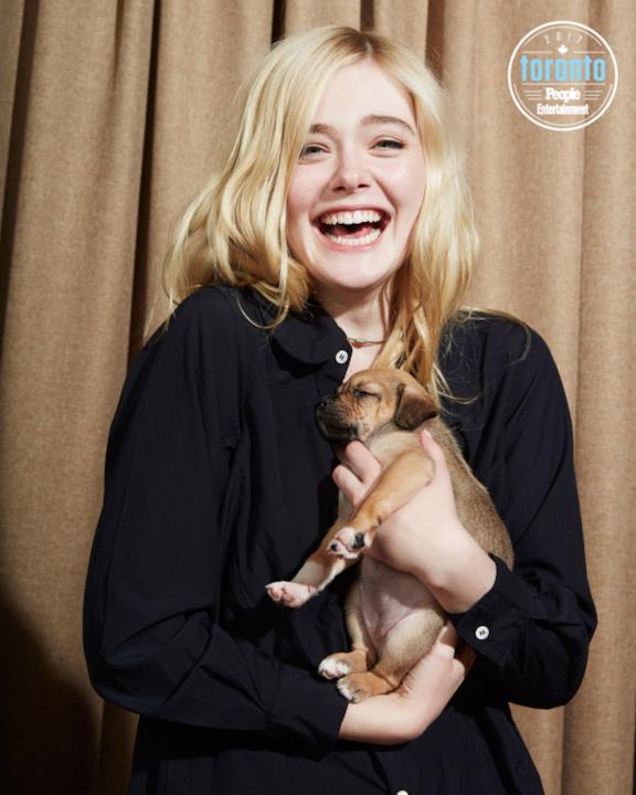 Elle Fanning tiene un cucciolo in braccio