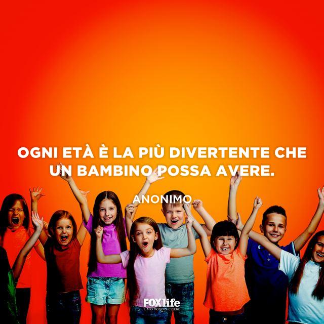 Frase sull'età dei bambini Gruppo di bambini felice