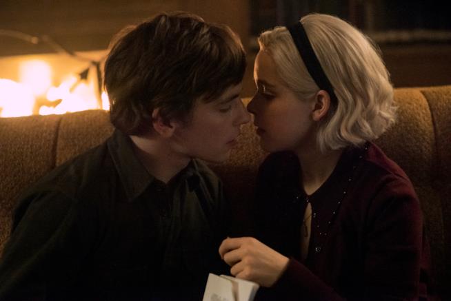 Le Terrificanti Avventure di Sabrina le immagini della seconda parte Harvey e Sabrina nelle prime immagini della seconda parte della serie