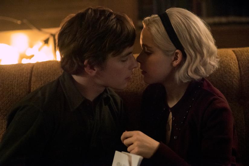 Le Terrificanti Avventure di Sabrina le immagini della seconda parte Harvey e Sabrina nelle prime immagini della seconda parte della serie