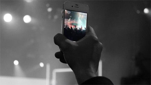Foto e video a un concerto Uno smartphone in mezzo al concerto