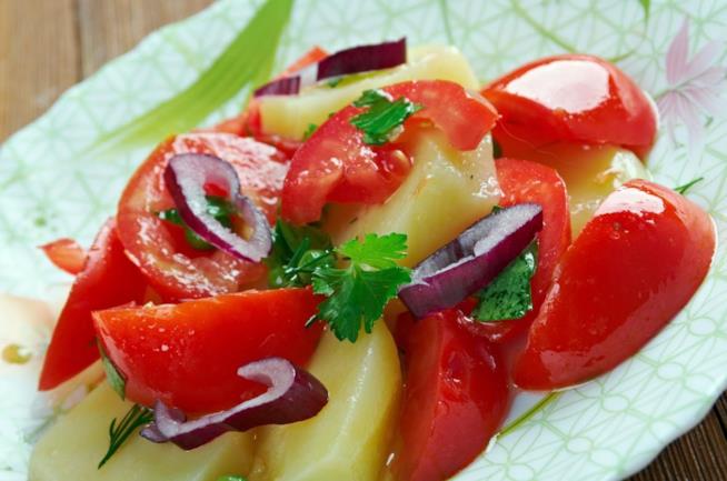 Insalata pantesca con olive, capperi, cipolle, patate Insalata pantesca con olive, capperi, cipolle, patate e origano