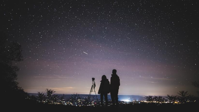 Meteo del weekend 10-11 agosto: i consigli su cosa fare e le previsioni Coppia notte stellata