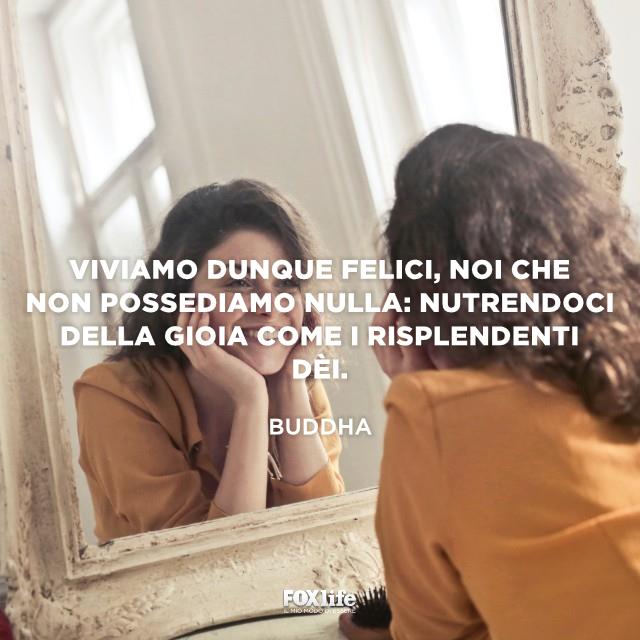 Viviamo felici Donna si specchia sorridendo