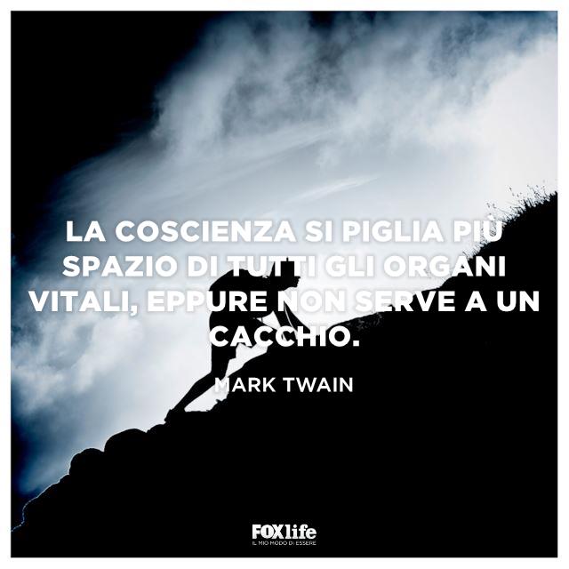 Frase coscienza Uomo scala una montagna