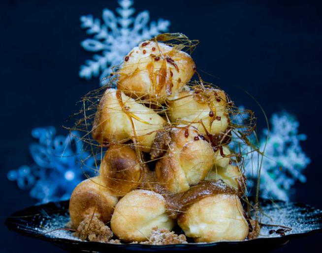 Croquembouche di Natale: ricetta con caramello e bignè farciti con la panna Croquembouche di Natale
