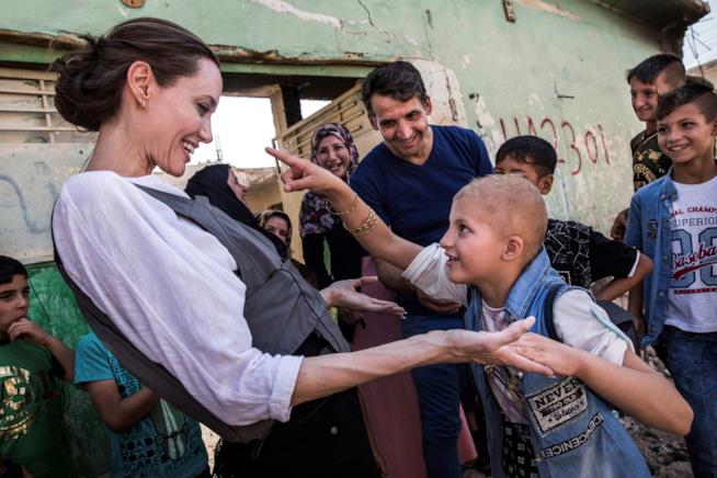 Angelina Jolie in Iraq Angelina Jolie con dei ragazzi in Iraq