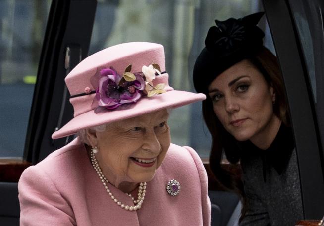 Elisabetta II e Kate Middleton, gesto dolce Elisabetta II e Kate Middleton sulla macchina