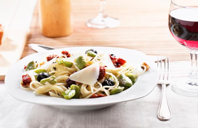 Pasta con le fave, i pomodori, le olive e il pecorino Pasta con le fave, pomodori e pecorino