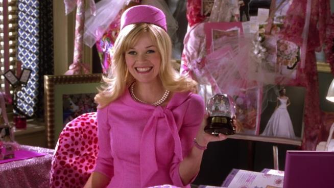 Cinema e moda: idee regalo per le fashion geek Una scena del film La Rivincita delle Bionde