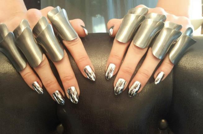 In arrivo lo smalto liquido per unghie cromate Le unghie cromate di Gigi Hadid