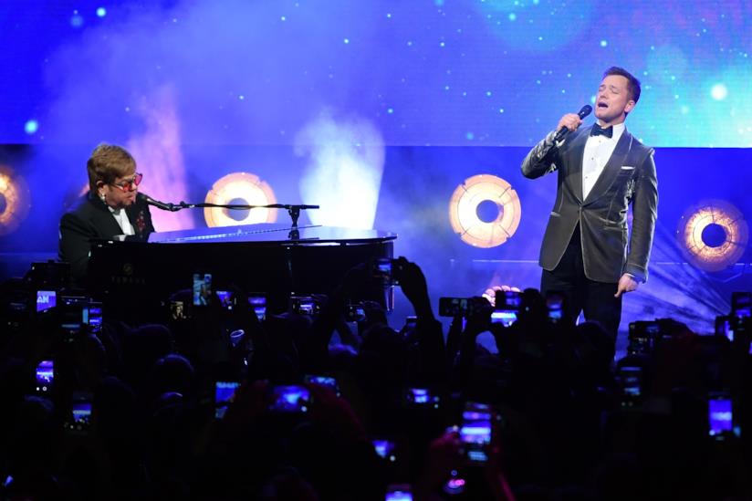 Elton John e Taron Egerton cantano Rocketman a Cannes Elton John e Taron Egerton nell'esibizione dal vivot a Cannes