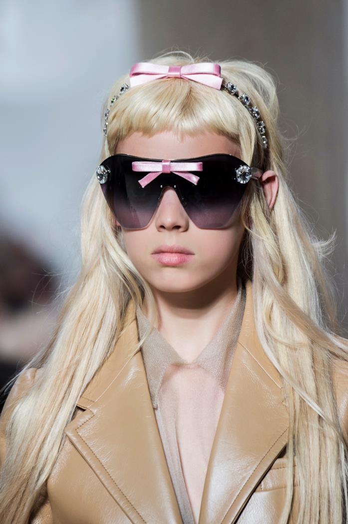Occhiali Miu Miu alla S/S 2019 Modella che indossa occhiali Miu Miu alla S/S 2019